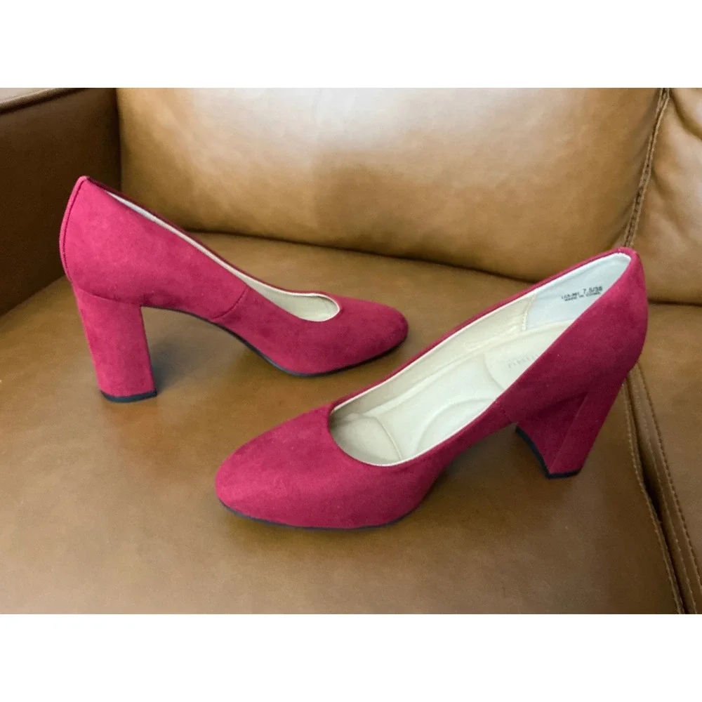 CL Laundry Pumps Womens 7.5 Ruby Red  Block Heel Suede LCA-001
